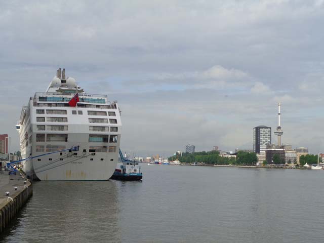 Cruiseschip ms Sea Princess van Princess Cruises aan de Cruise Terminal Rotterdam